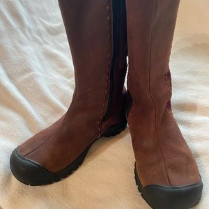 Keen boots color Merlot size 8